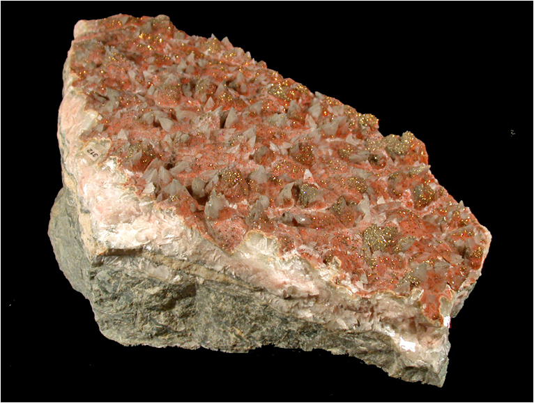 Chalcopyrite sur calcite rougeâtre
