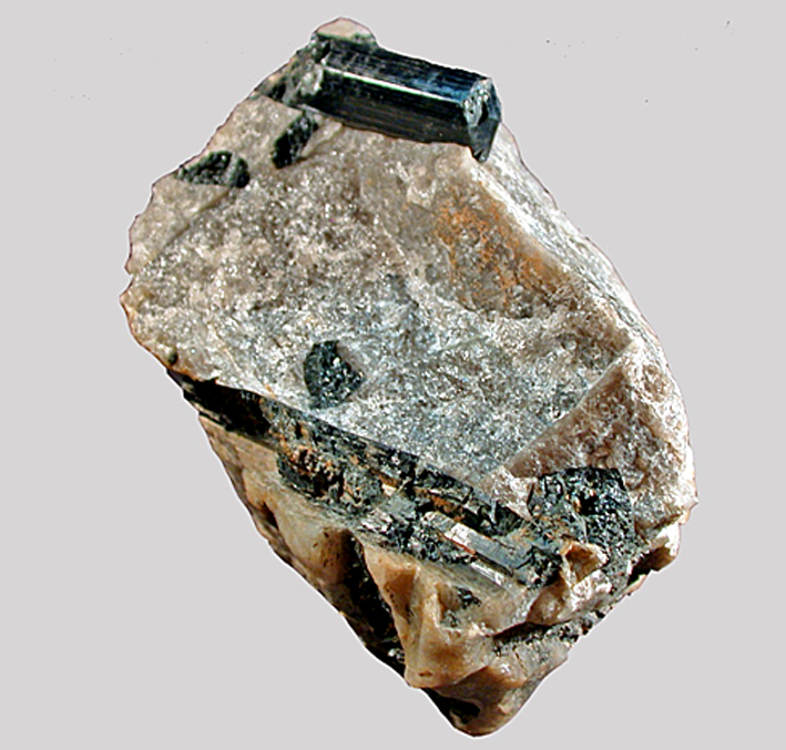 Tourmaline noire ou schörl sur du quartz